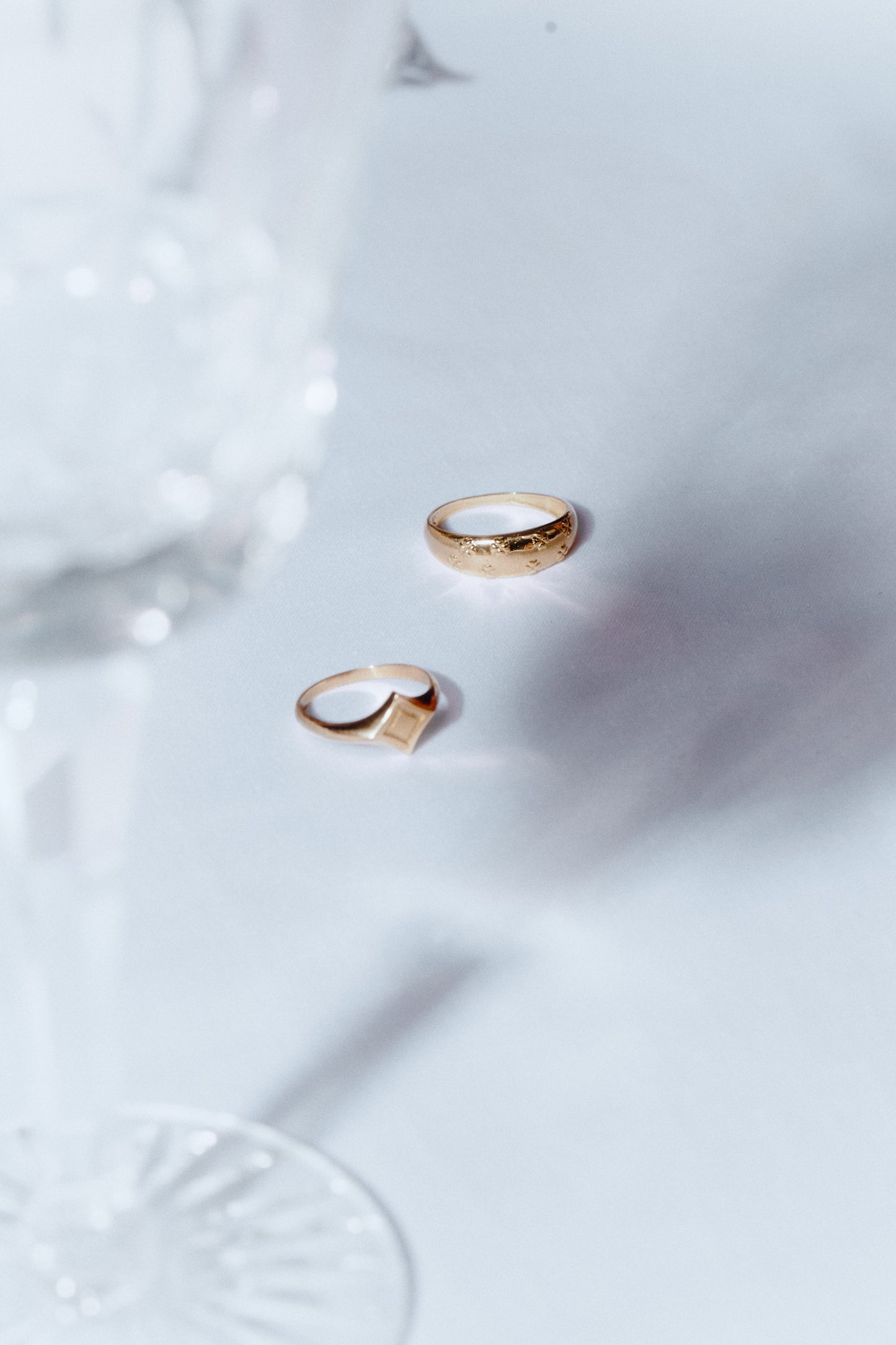 Anillos de 18K, elaborados a mano por artesanos peruanos. Diseños atemporales para cada ocasión.