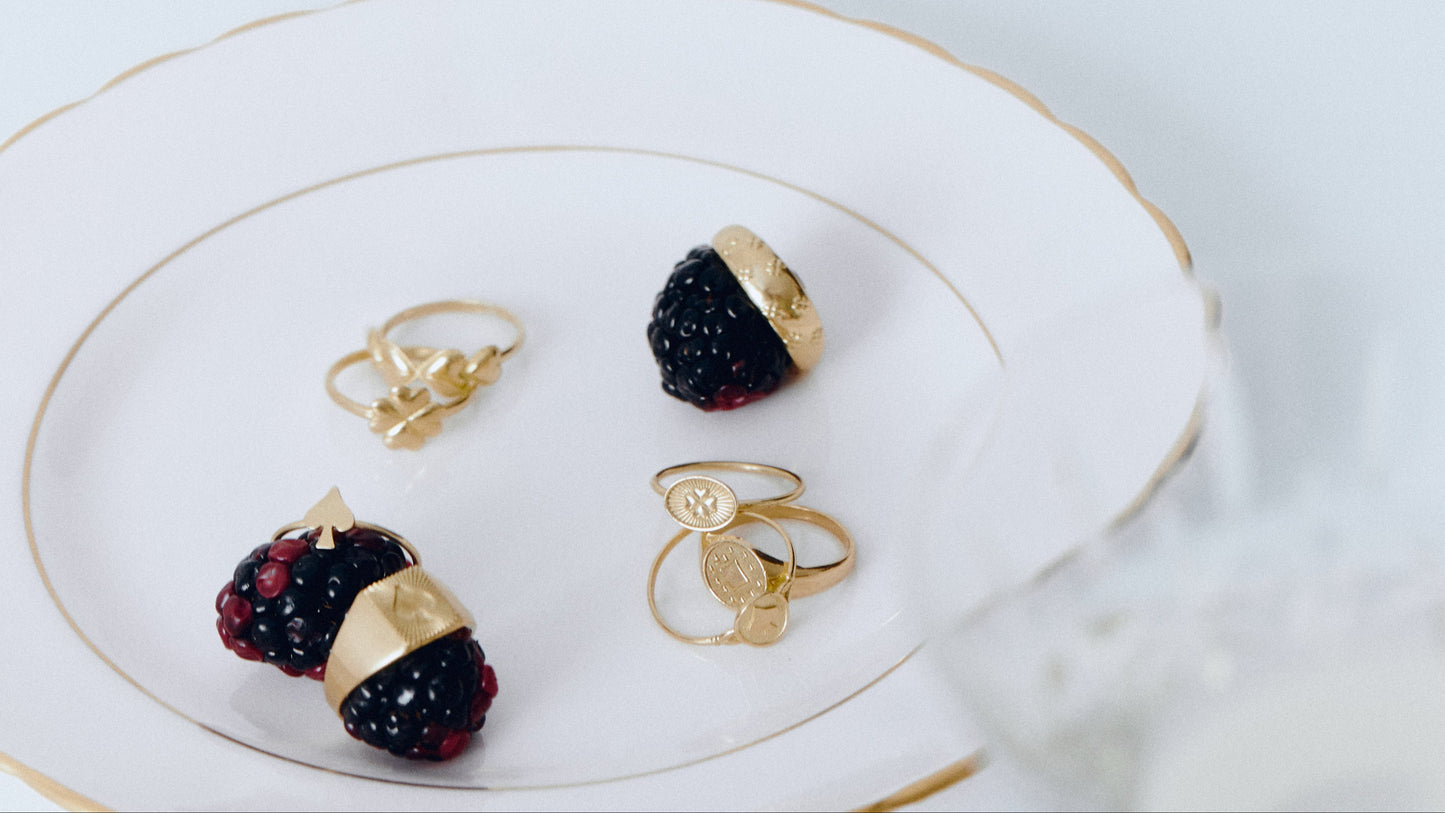 Anillos de 18K, elaborados a mano por artesanos peruanos. Diseños atemporales para cada ocasión.