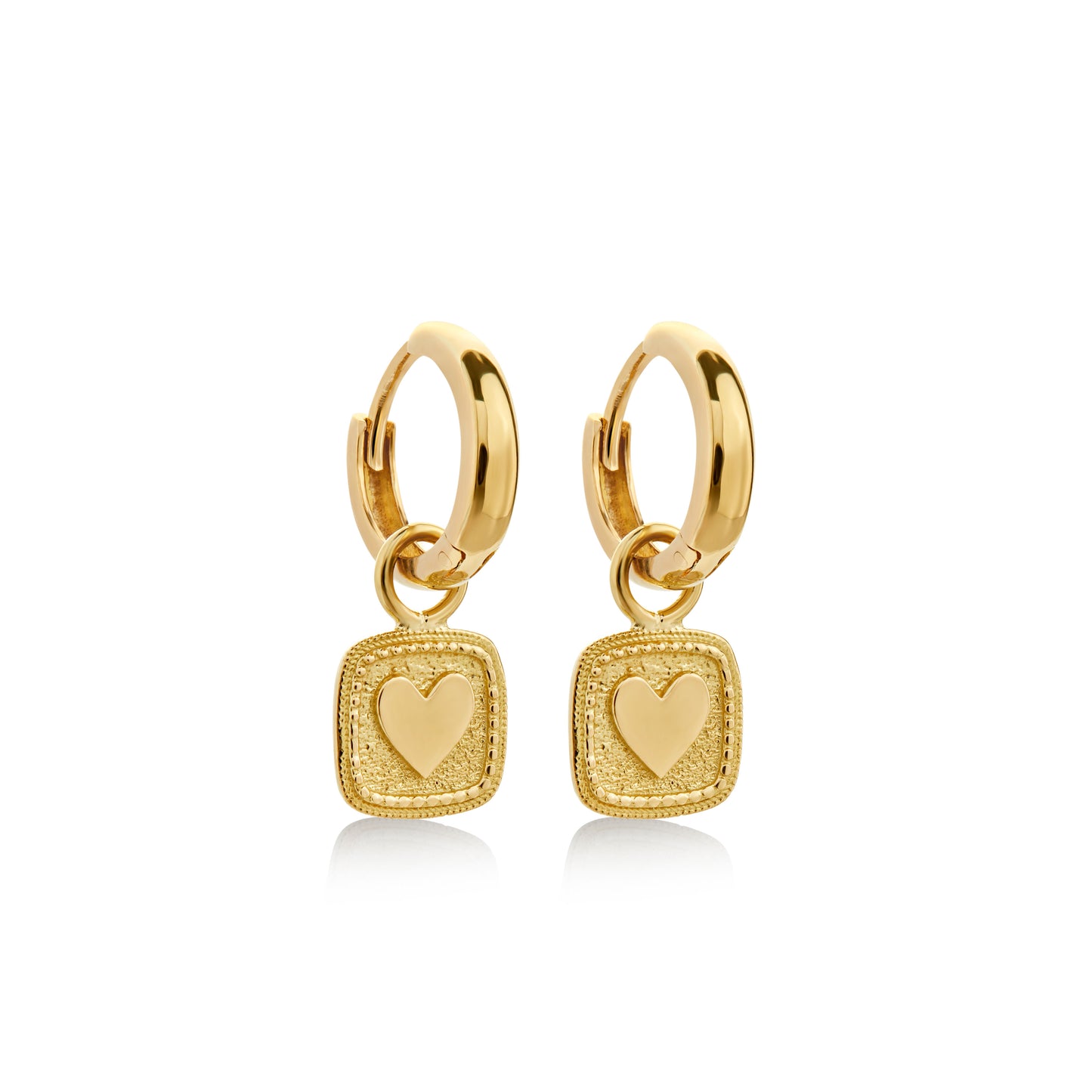 Pendientes y argollas de 18k, elaboradas a mano por artesanos peruanos. Trazabilidad en cada pieza.
