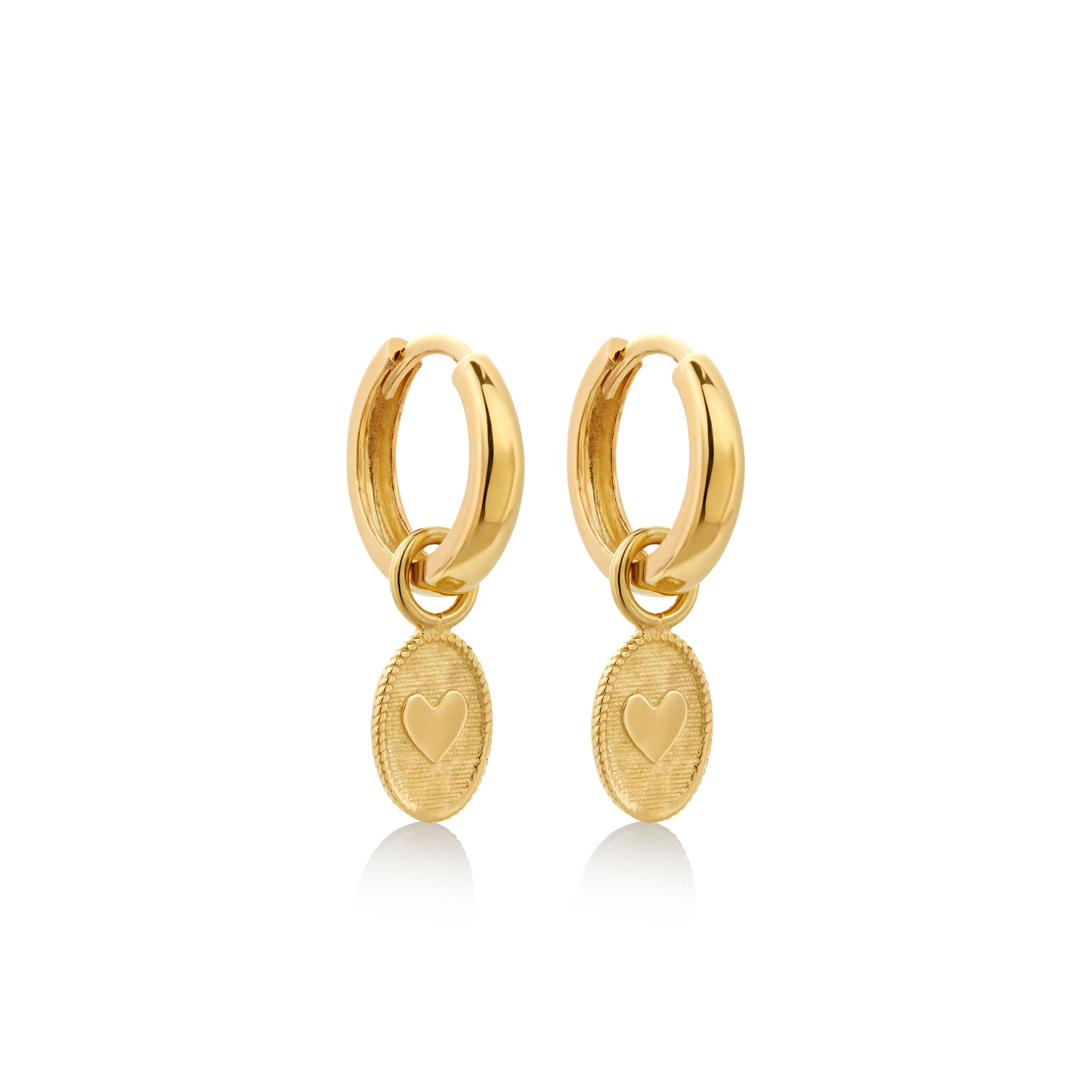Pendientes y argollas de 18k, elaboradas a mano por artesanos peruanos. Trazabilidad en cada pieza.
