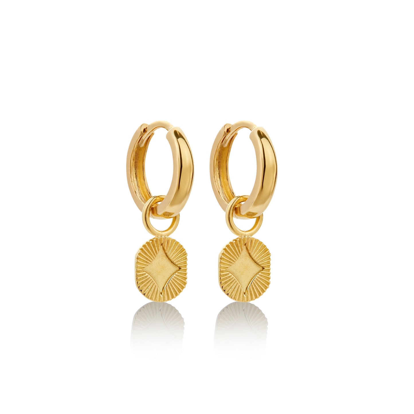 Pendientes y argollas de 18k, elaboradas a mano por artesanos peruanos. Trazabilidad en cada pieza.